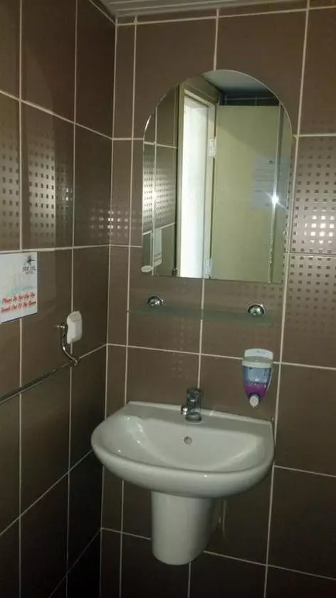 JOKER Side Hill Suite bathroom (Copy).jpg